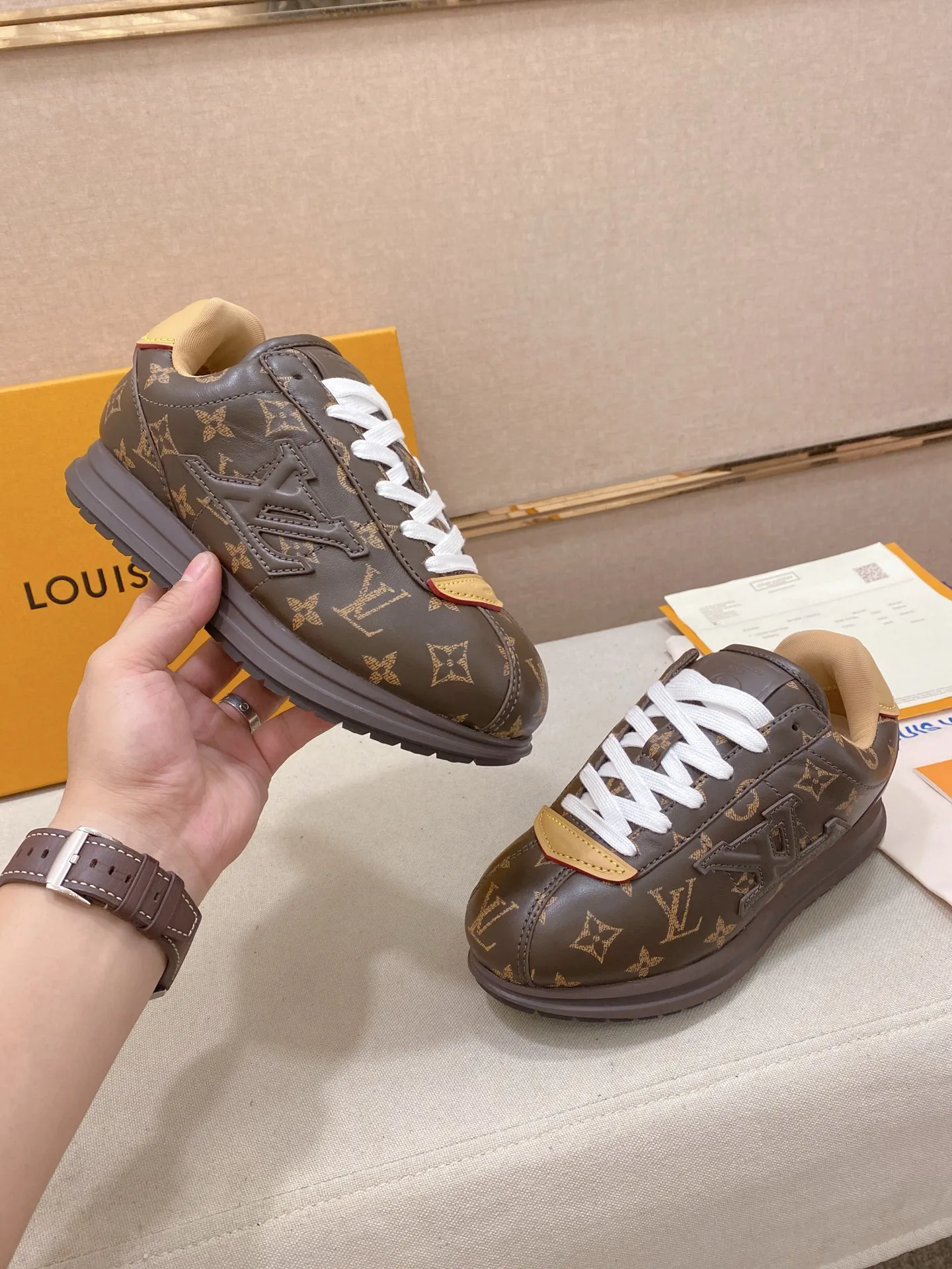Men's shoes💰: Couple style 700💰LOUIS VUITTON Footint Soccer sneakers‼ ️ The top version, the same sneakers for LV couples. You will look fashionable when you wear them. This Footint Soccer sneaker was unveiled in the 2025 spring and summer series fashion show. The tongue is embellished with the Lvers United badge inspired by the football team. The rubber sole of the foot is decorated with multiple Louis Vuitton logos. The original latest packaging. Fabric: original imported cowhide. Lining: original imported breathable mesh. Foot pad: original injection molding pad. Outsole: original molded T combination outsole. Size: 35-45.